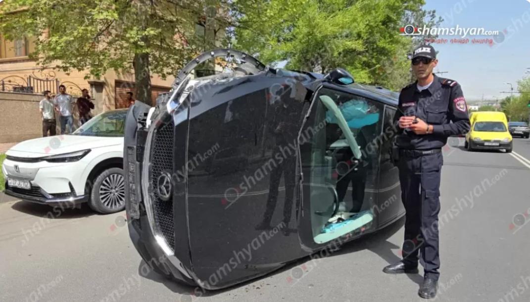Ավտովթար՝ Երևանում. «Mazda CX 5»-ը բախվել է կայանված 2 ավտոմեքենաների և կողաշրջվել
