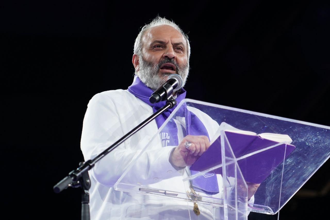 Ա՛յ վախկոտ, ստախոս, ինչպես քո ընկերը, բայց մեր թշնամին է ասել, մուրճդ վերցրու և արի, սպասում ենք