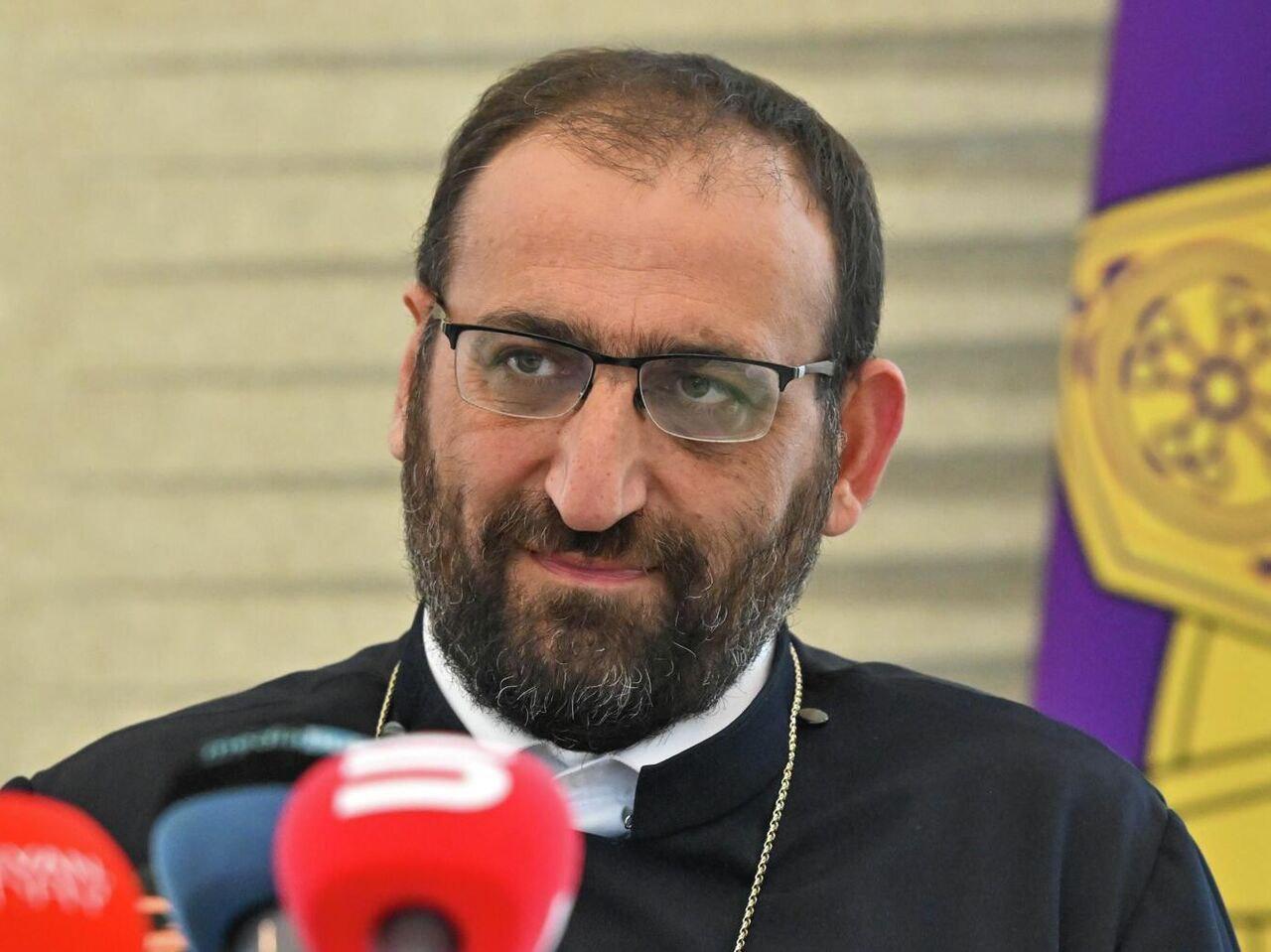 ԱԱԾ-ն քննչական կոմիտեի շենքում ձերբակալեց Արշակ սրբազանին. փաստաբան