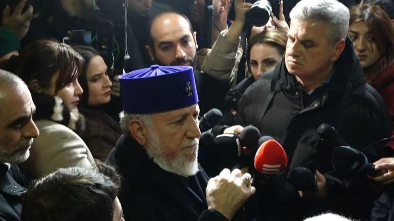 «Զվարթնոց»-ում Վեհափառին դիմավորեցին ծափահարություններով ու վանկարկումներով