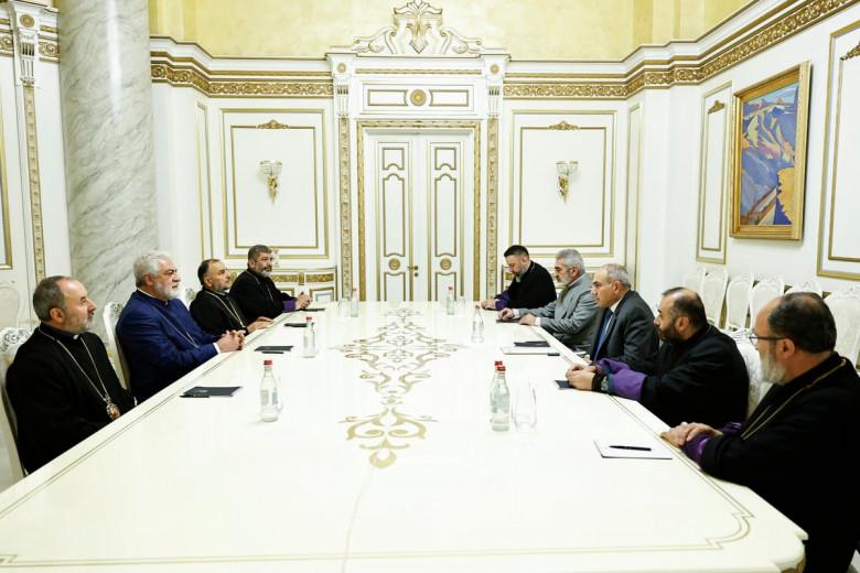 Բացարձակ փոքրամասնության արշավանքը Հայ եկեղեցու դեմ. «Փաստ»