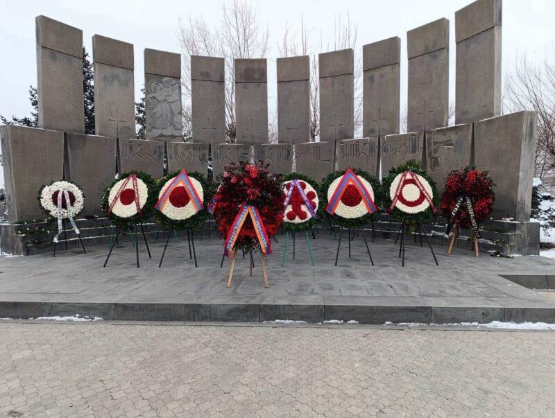 Սերժ Սարգսյանի անունից Բանակի օրվա առթիվ «Եռաբլուր»-ում ծաղկեպսակ է դրվել և հարգանքի տուրք մատուցվել