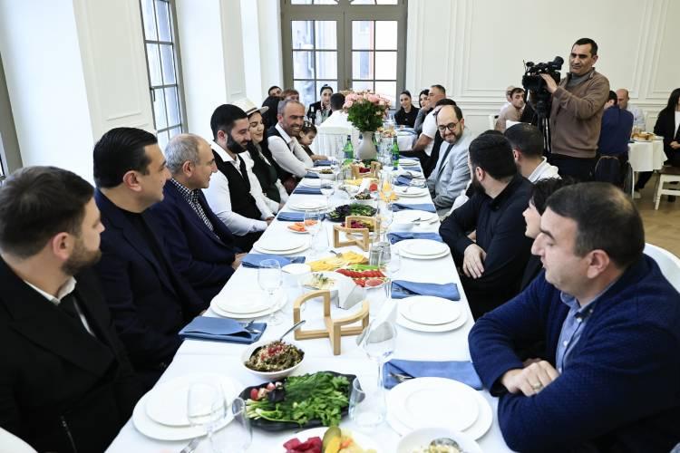 Փաշինյանի հետ ուղիղ շփման հնարավորություն են ունեցել մի քանի ընտրյալ. «Հրապարակ»