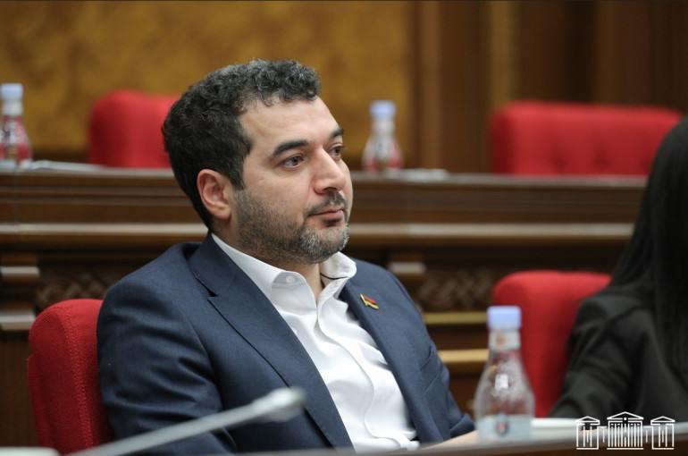 ՔՊ-ական Հրաչյա Հակոբյանի մեքենայի պետհամարանիշներն իր անուն-ազգանվան հապավումով են. «Հրապարակ»