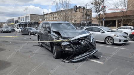 Ավտովթար-վրաերթ՝ Երևանում․ բախվել են «Lexus»-ը և «Hongqi»-ն․ վերջինը հայտնվել է մայթին՝ «Արտ Լանչ» սննդի կետի մուտքի մոտ