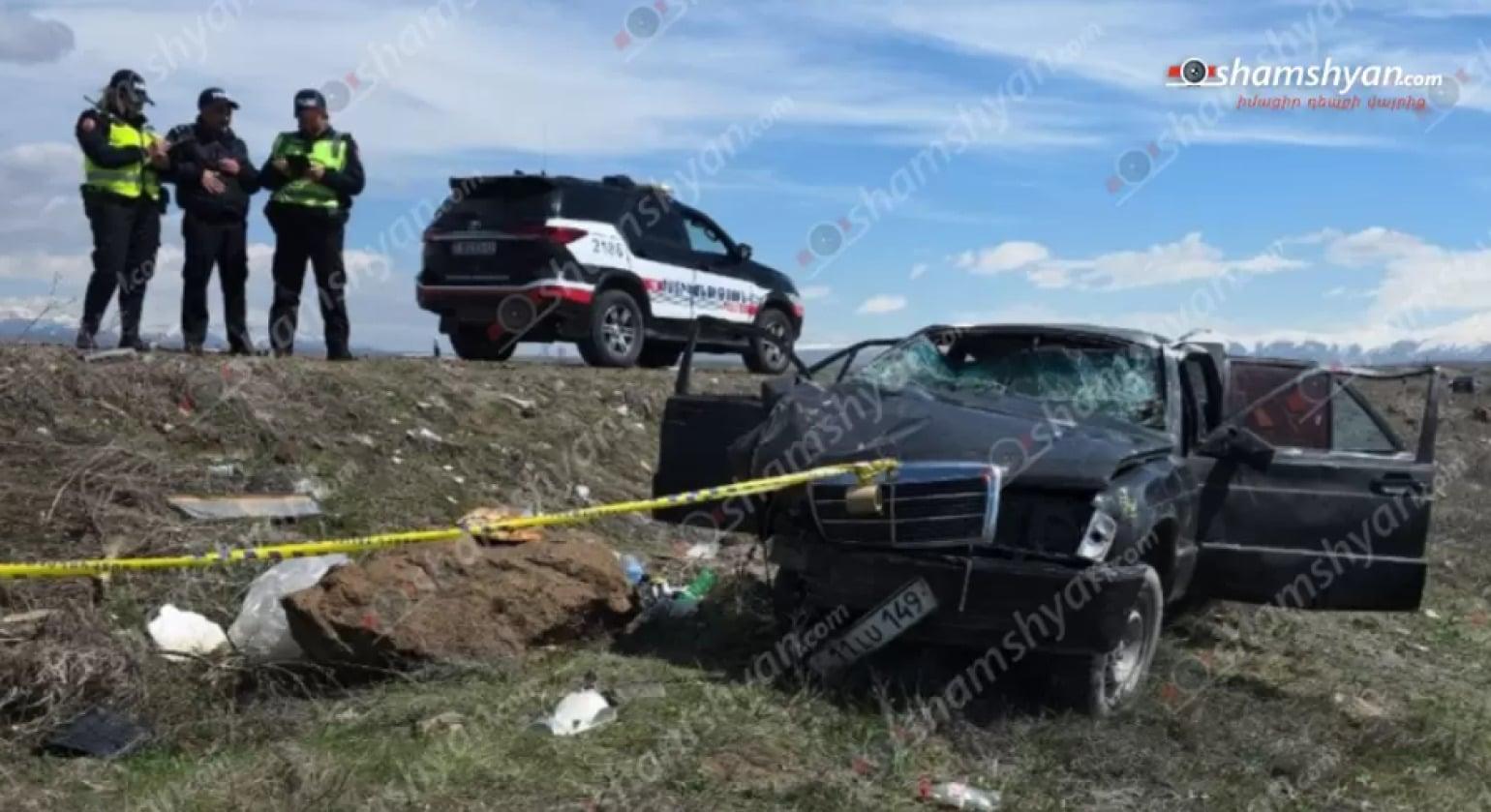 Եղվարդում «Mercedes»-ը բախվել է ծառին, ապա քարերին, հայտնվել երթևեկելի գոտուց դուրս. ամուսինները տեղափոխվել են հիվանդանոց