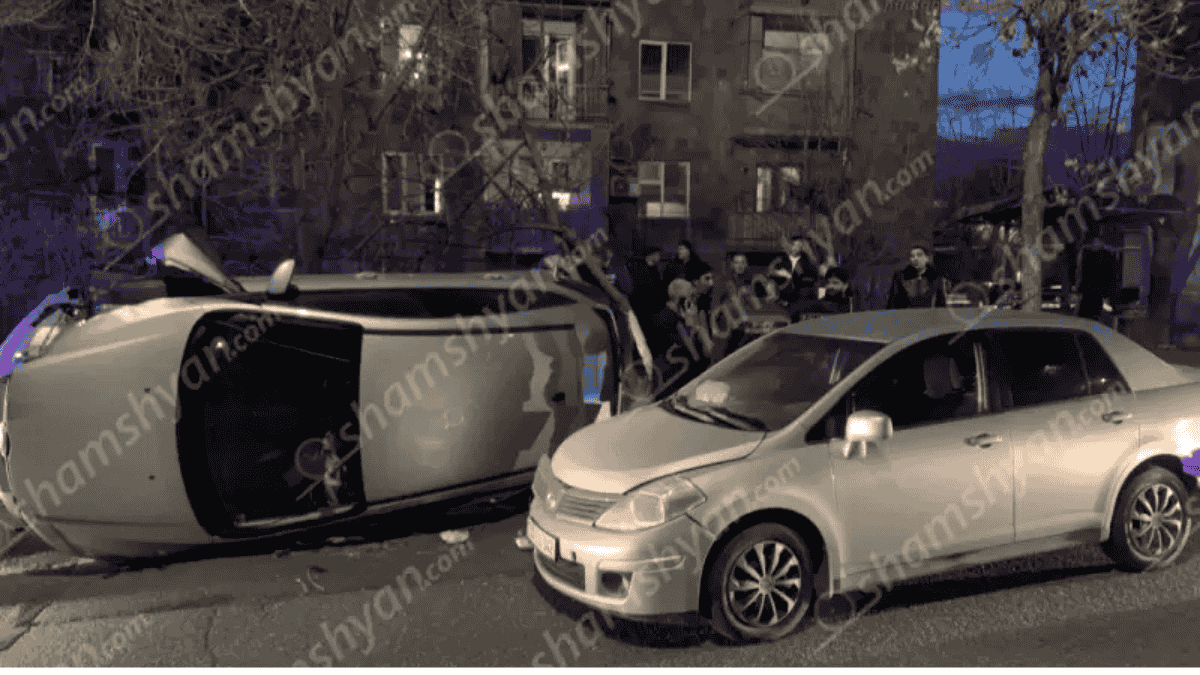 Բախվել են «Nissan Versa»-ն և «Ford Fiesta»-ն․ վերջինը բախվել է ծառին և կողաշրջված հայտնվել երթևեկելի գոտում․ կան վիրավորներ