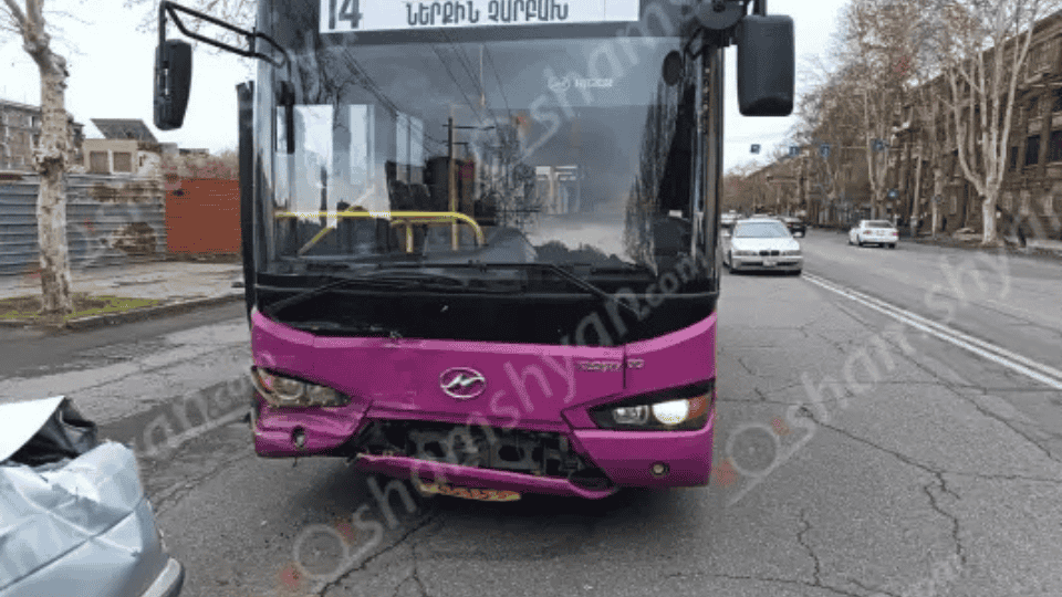 Շղթայական ավտովթար՝ Երևանում. բախվել են թիվ 14 համարի ավտոբուսը, «Toyota»-ն, «BMW»-ն և «Ford»-ը