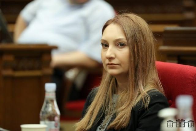 «Անգլերեն «սովորացրած» Մակունցն էլ՝ ձեզ փեշքեշ»». Արմեն Հովասափյան