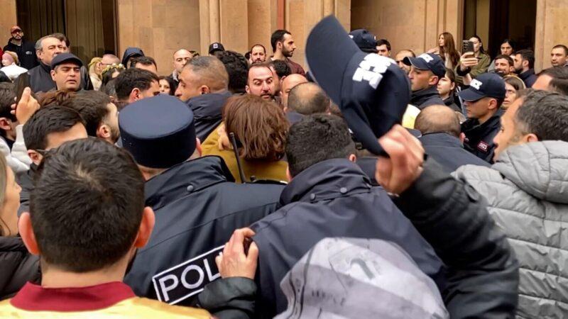 Փաշինյանի եւ 18-ամյա Դավիթ Մինասյանի միջադեպից հետո Կենտրոնի քննչականում կրքերը չեն հանդարտվում. «Ժողովուրդ»