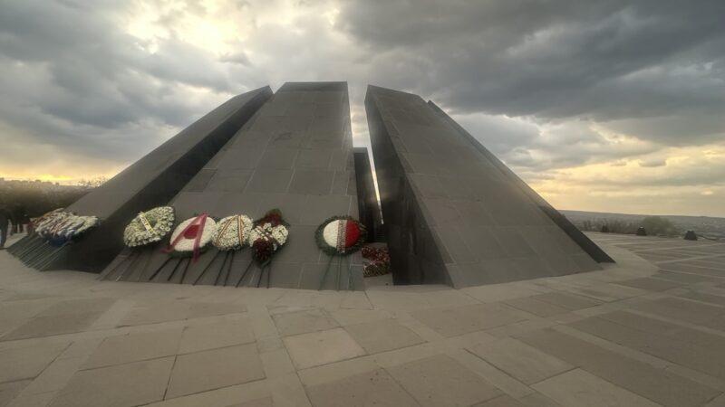 Ռոբերտ Քոչարյանի անունից ծաղկեպսակ է դրվել Հայոց ցեղասպանության զոհերի հուշահամալիրի մոտ