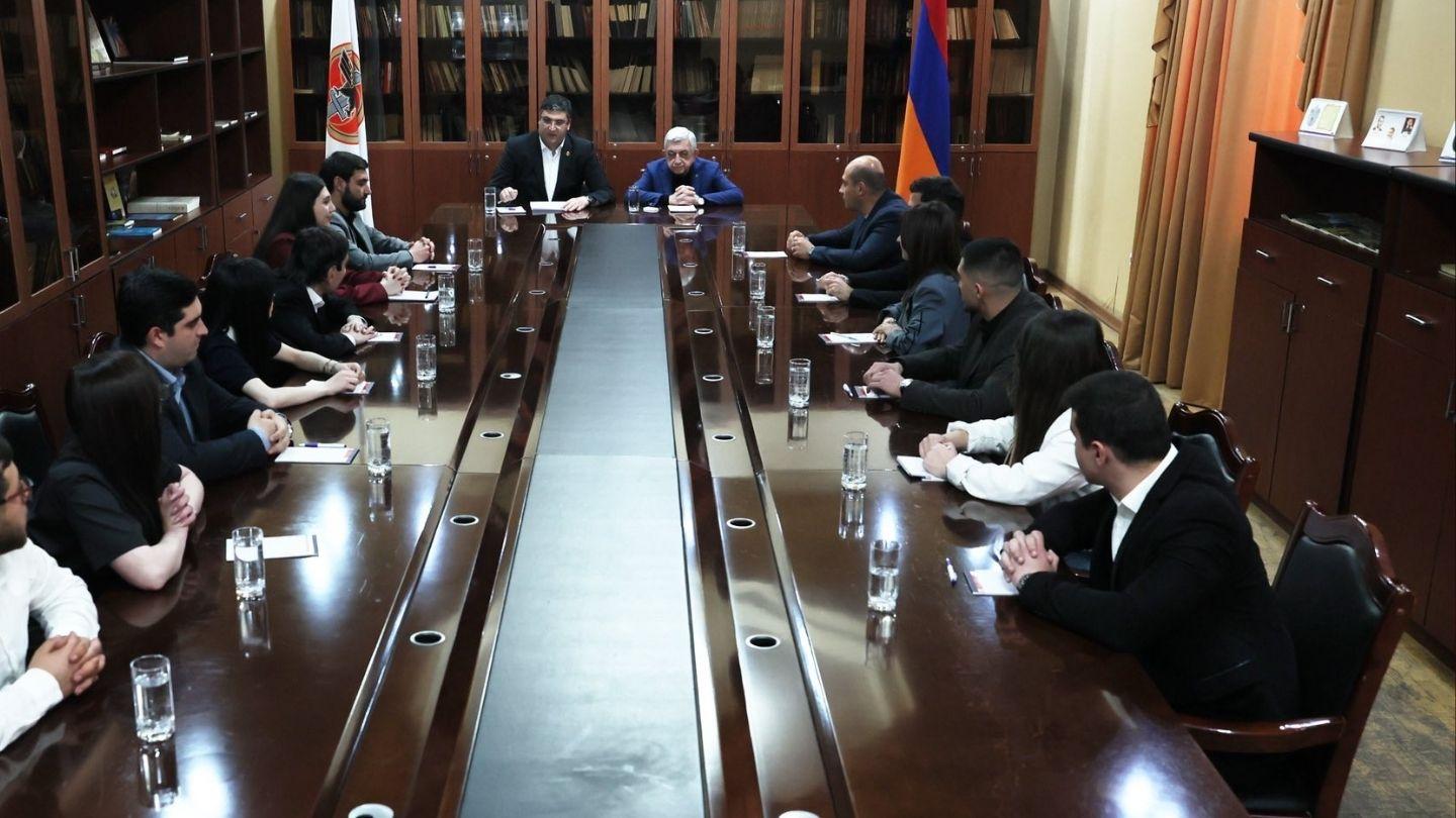 Ի՞նչ է քննարկել Սերժ Սարգսյանը հանդիպում է ունեցել ՀՀԿ երիտասարդական կազմակերպության խորհրդի  անդամների հետ