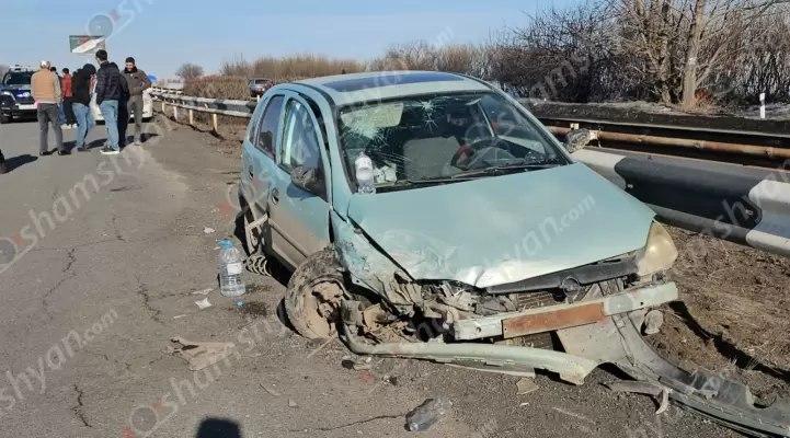 Ընթացող «Գազել»-ից մեղվափեթակի կափարիչը ընկել է երթևեկելի գոտում, ինչի հետևանքով բախվել են մեքենաներ