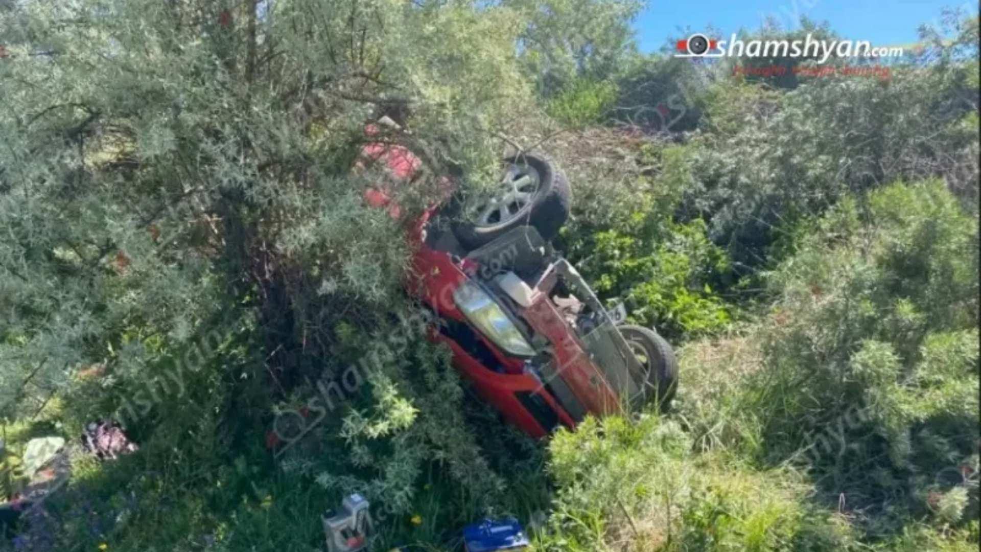 «Opel»-ը բախվել է բետոնե արգելապատնեշներին և գլխիվայր հայտնվել դաշտում․ կա վիրավոր