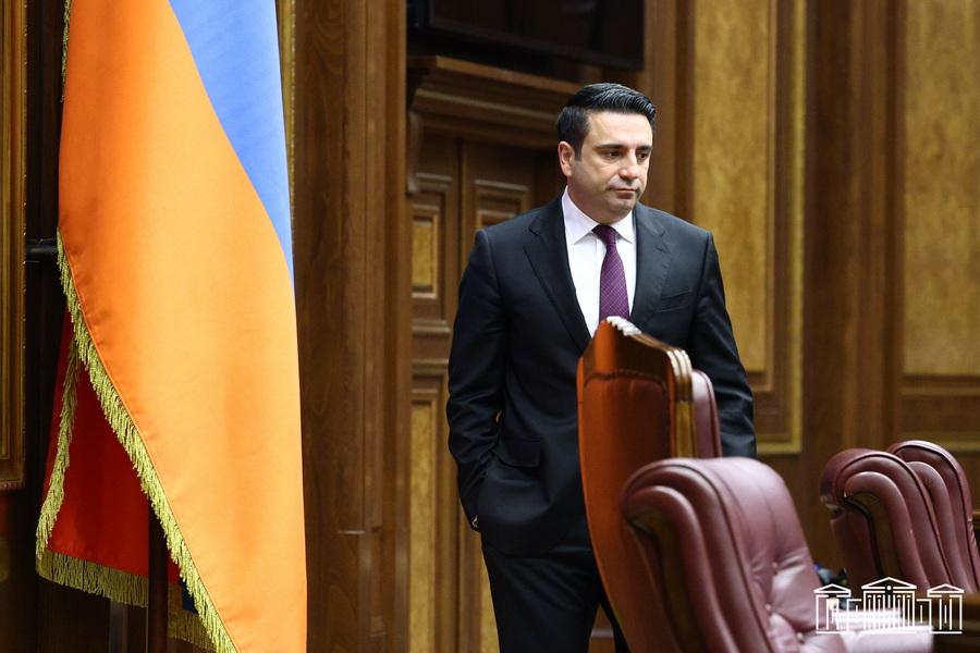 Ալեն Սիմոնյանի կադրերը ճամպրուկներն են հավաքում. «Հրապարակ»