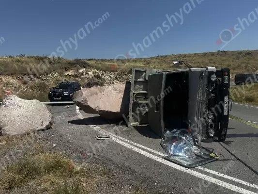 Թալին-Քարակերտ ավտոճանապարհին քարով բարձված «ԿամԱԶ»-ը կողաշրջվել է, 51-ամյա վարորդը տեղում մահացել