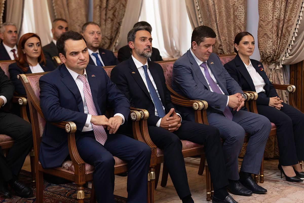 Եկեղեցին շարունակելու է աջակցել պետության զորացմանը․ Վեհափառը հանդիպել է ընդդիմադիր պատգամավորներին