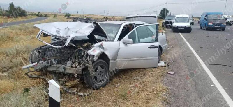 Եղվարդի կամրջի մոտ բախվել են «Mercedes»-ը և «ԳԱԶ 2410»-ը․ վիրավորներից 2-ն անչափահաս են