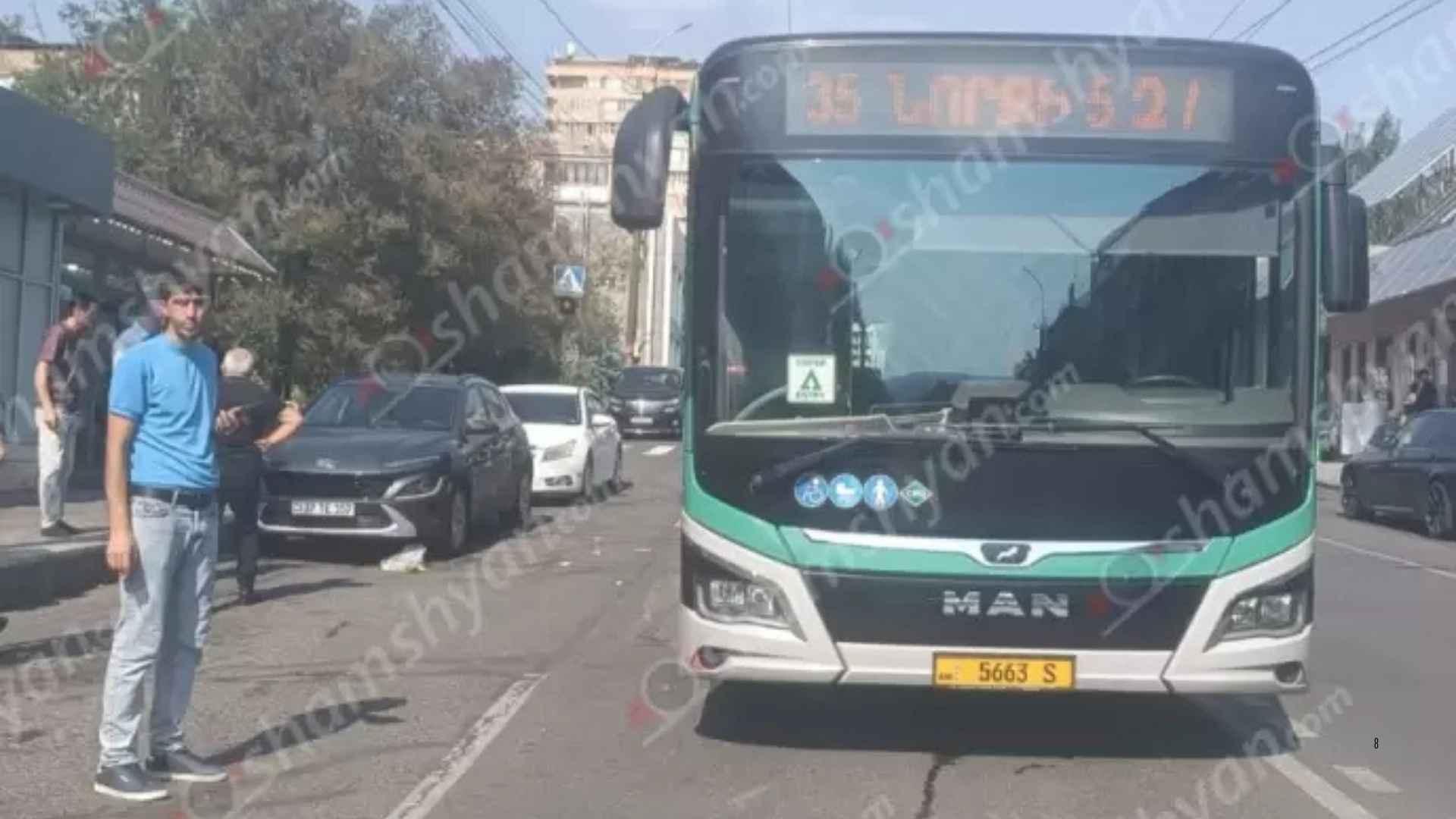Միկոյան փողոցում 35 համարի ավտոբուսը վրաերթի է ենթարկել հետիոտնի․ վերջինը տեղափոխվել է ԲԿ