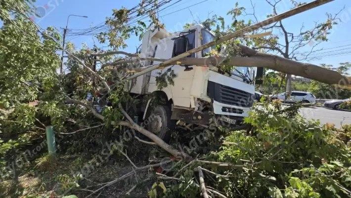 Երևանում «KamAZ»-ը բախվել է ծառերին, ապա կոտրել գազատար խողովակի երկաթե հենասյուները