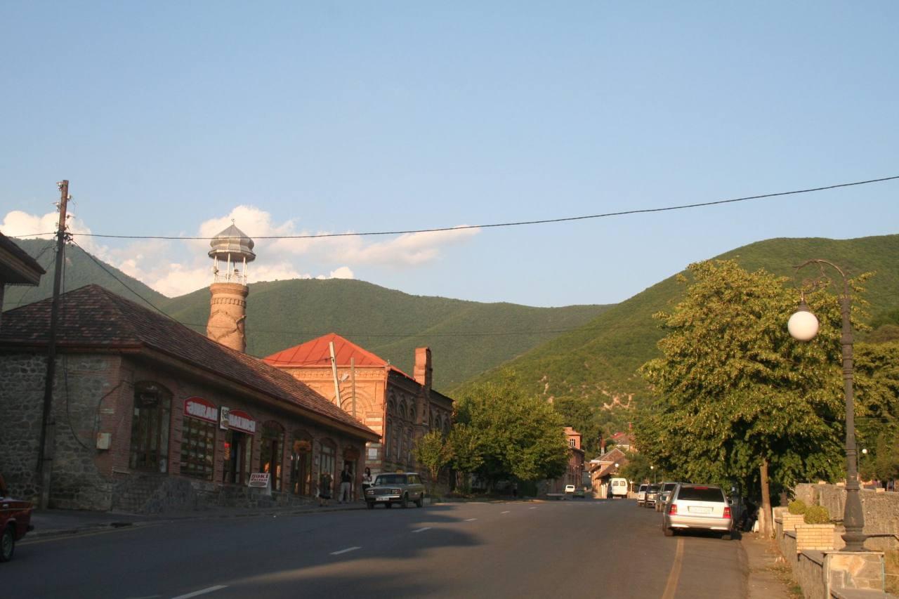 ՀՐԱՏԱՊ․ Ադրբեջանցին մտել է Սյունիքի մարզի գյուղերից մեկ ու կրակել հայ աղջկա ոտքին․ ArmLur.am