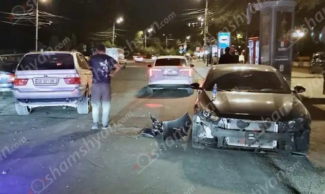 Ավտովթար՝ Երևանում․ «Վերնիսաժ»-ի մոտ բախվել են «Kia Forte»-ն և «BMW X5»-ը