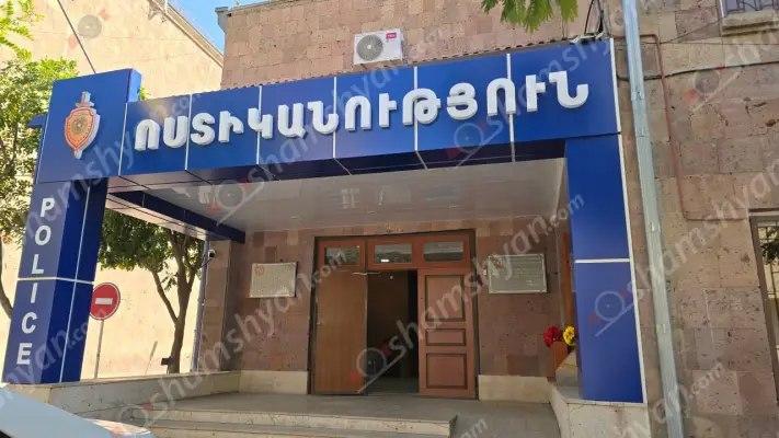 Արարատի մարզում 44-ամյա կինը ոստիկաններին հայտնել է, որ անհայտ անձը հարձակվել է իրենց տան վրա