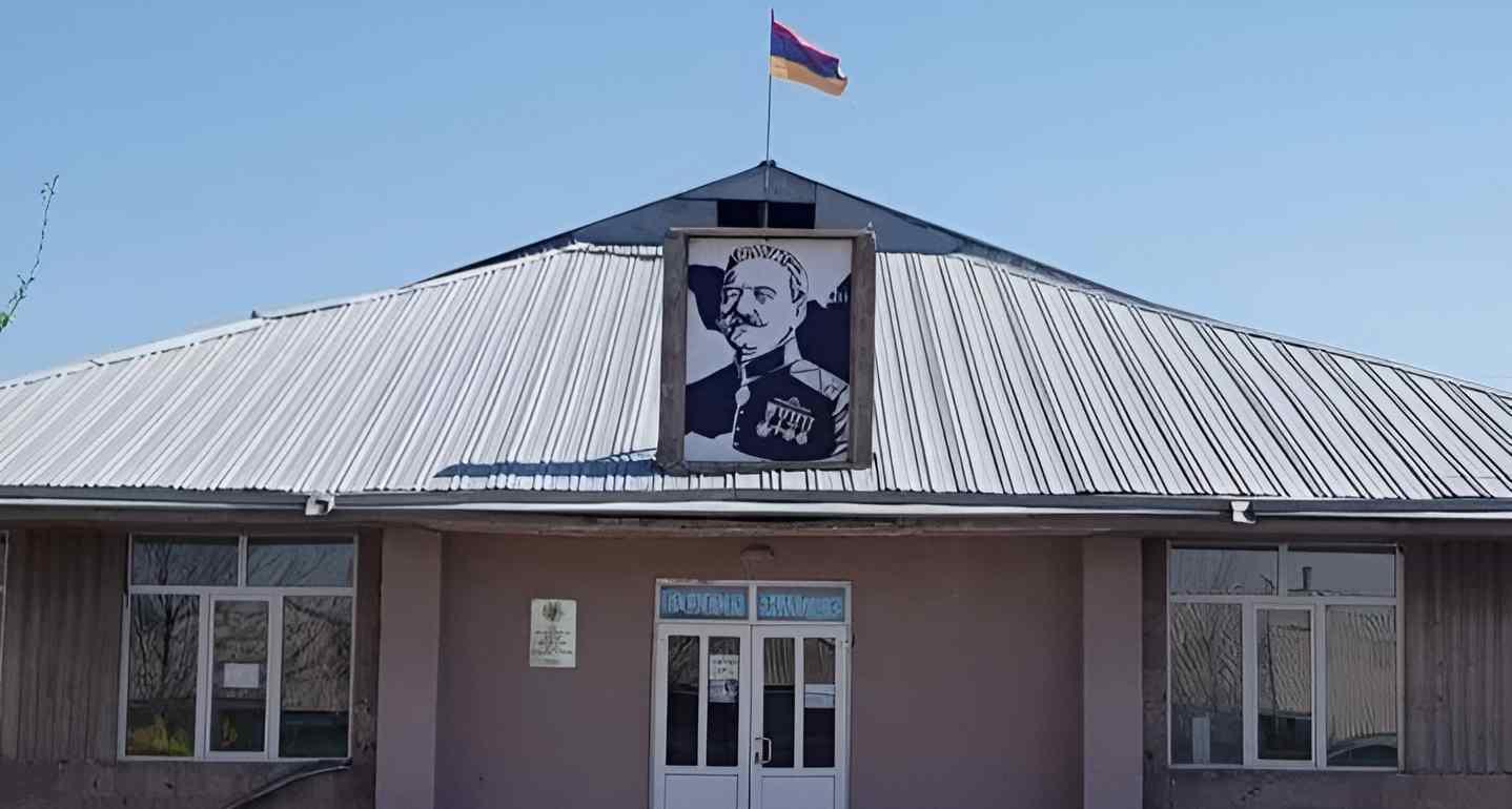 «Սկզբում պատից են իջեցնում հերոսին, հետո նրա անունը հանում փողոցից, վերջում էլ փորձում համոզել, թե այդ ամենը նոր իրականության պահանջն է». Արմեն Հովասափյան