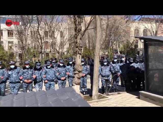 Հարյուրավոր ոստիկաններ ԱԳՆ շենքի շուրջբոլորը պատ են կազմել