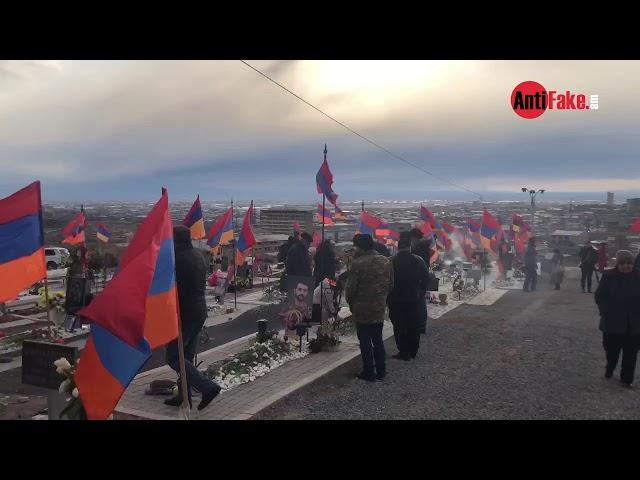 Եռաբլուրում զոհված զինծառայողների գերեզմանների վրա ծածանվում է Եռագույնը